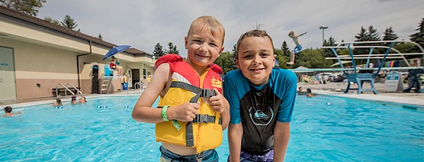 kids playing at grosvenor pool